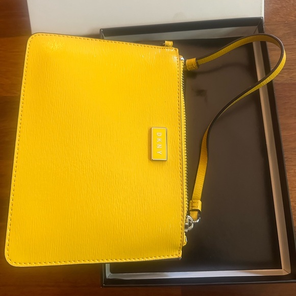 DKNY GIGI WRISTLET YELLOW - NWT - Picture 2 of 6